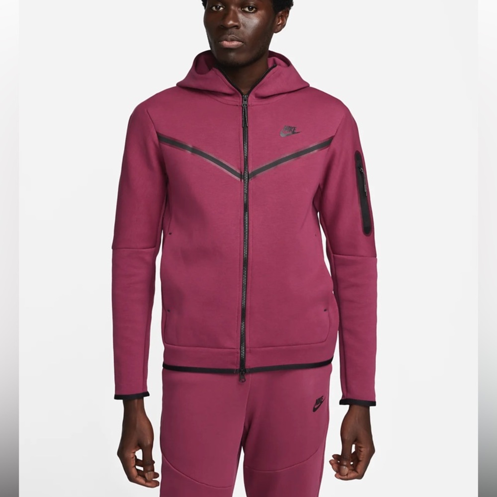 NWT Nike Sportswear Tech Fleece 2-piece Hoodie/Shorts- Rosewood/black